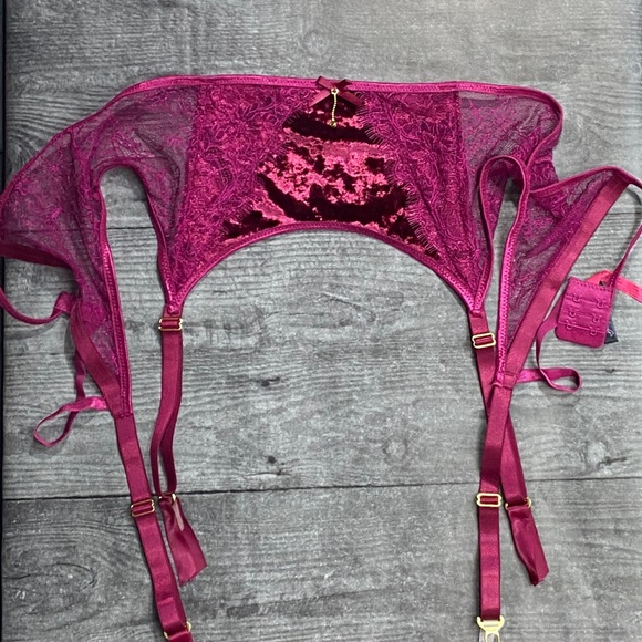 Seven ‘til Midnight 3-Piece Velvet and Lace Set NWT [729] - Picture 5 of 15